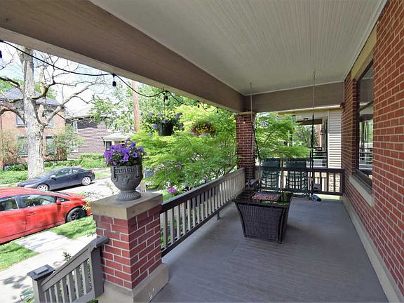 4th image of 898 Bruck St