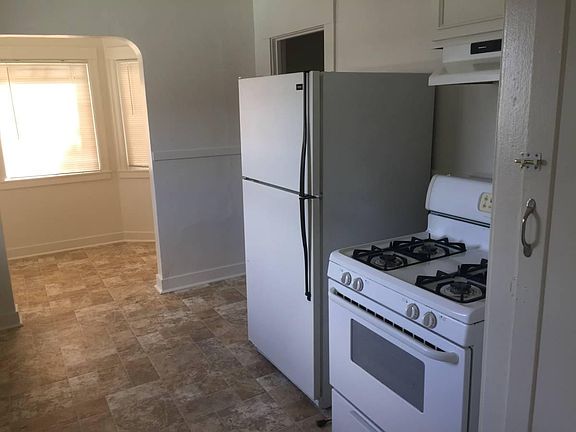 Other side of kitchen looking toward nook. 