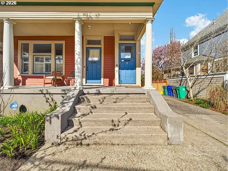 237 NE Graham St — Photo 3