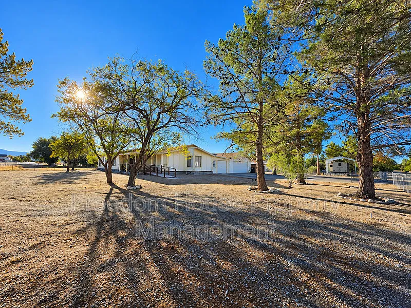 3 bed, 3.0 bath, 1937 sqft, $1,641 — Photo 3