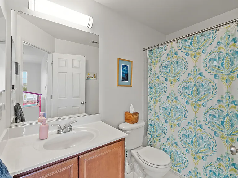 Full bathroom with shower/tub combo