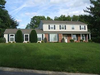 2nd image of 140 Woodhill Ln