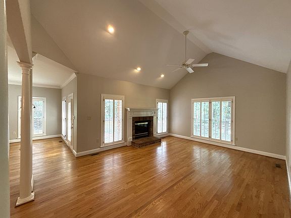 4th image of 2649 Willowbrook Dr