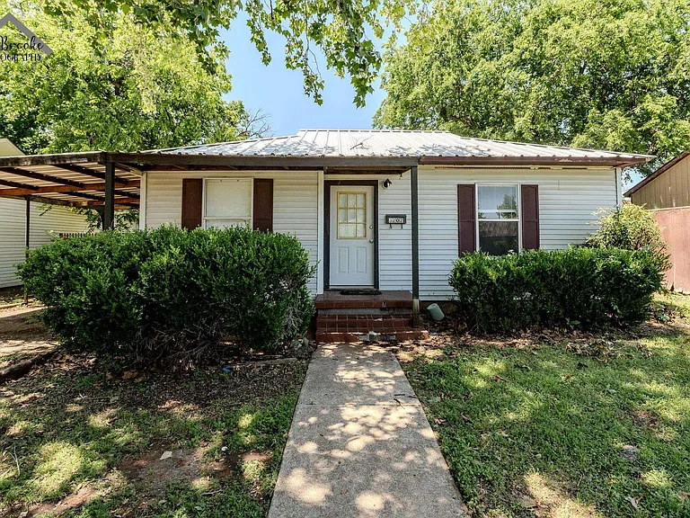 3202 Grant St — Photo 3