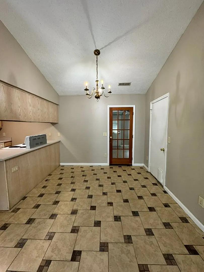 Home in Saratoga Place — Photo 4