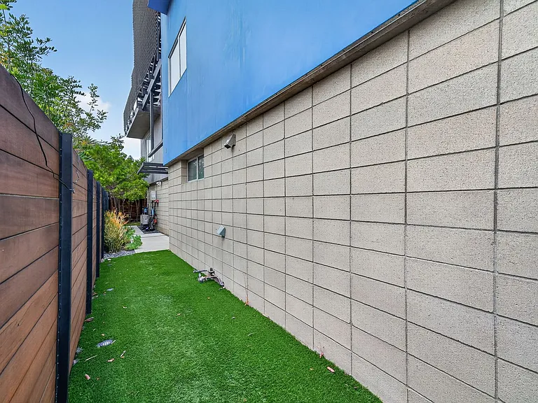 404 Grand Blvd — Photo 37