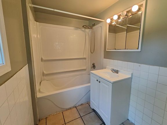 5th image of 3334 Gladstone Ave