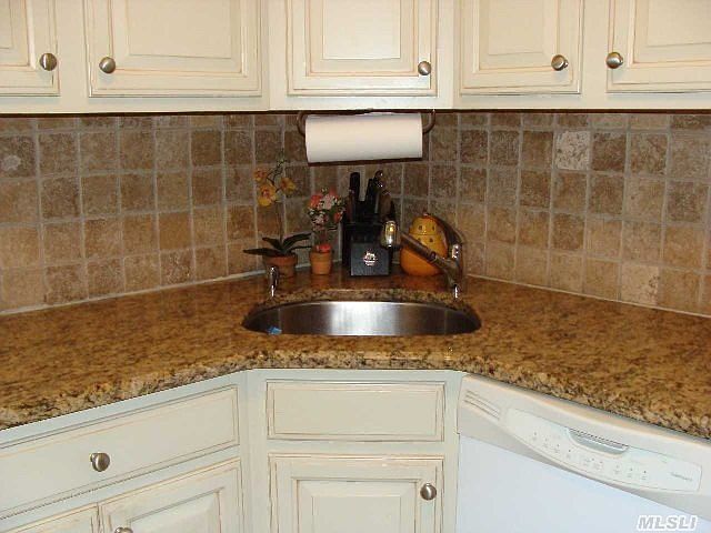 kitchen w granite countertops