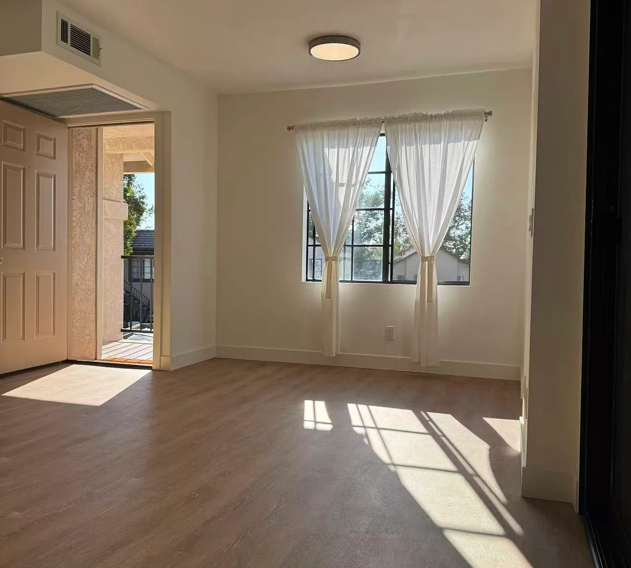 2 bed, 897 sqft, $3,000 — Photo 2