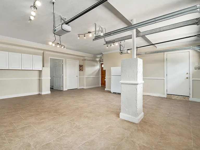 140 Community Dr — Photo 28