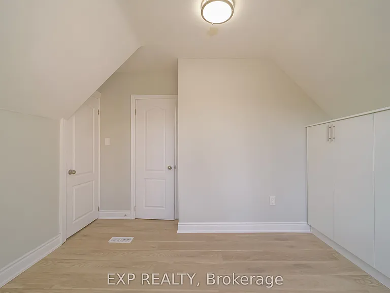 1509 Main St E #UPSTAIRS — Photo 17