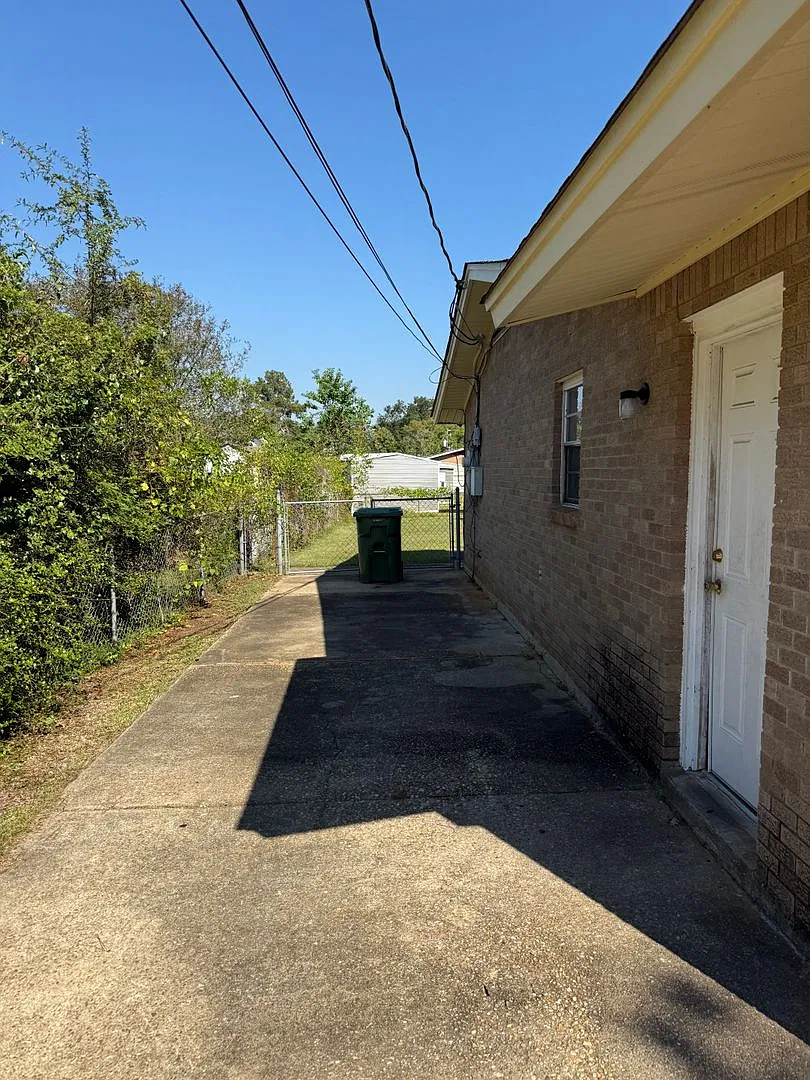 3 bed, 2.0 bath, 1282 sqft, $1,125 — Photo 2