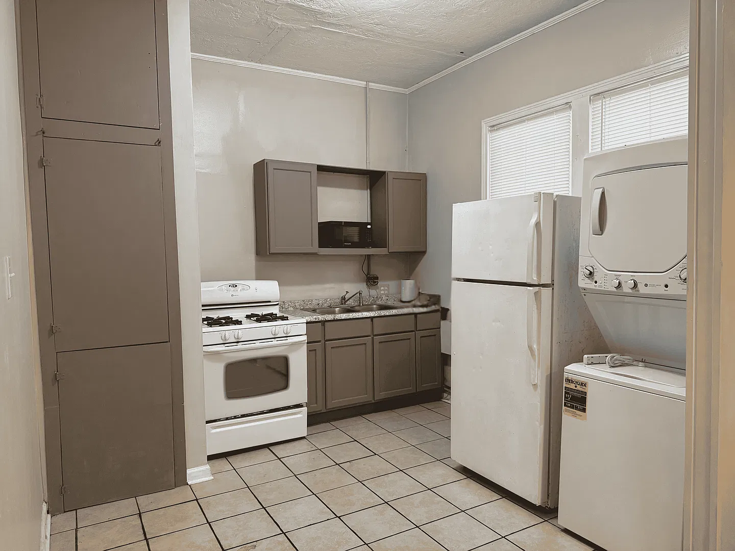 1 Bed 1 Bath Under $1000 — Photo 4