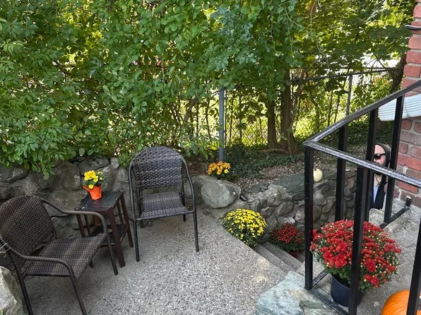 27 Hosmer St APT 1, Marlborough, MA 01752
