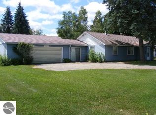 909 Sunnyside Dr, Cadillac, MI 49601