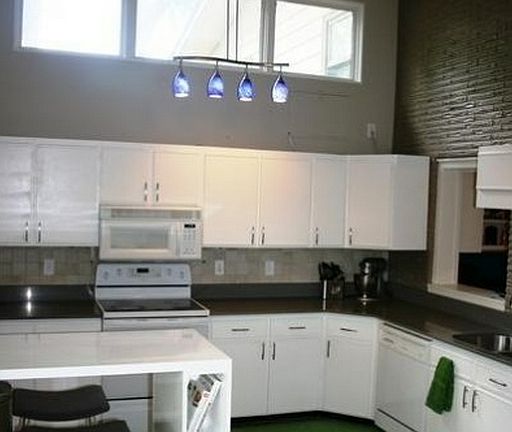 4th image of 2757 Scott Ave