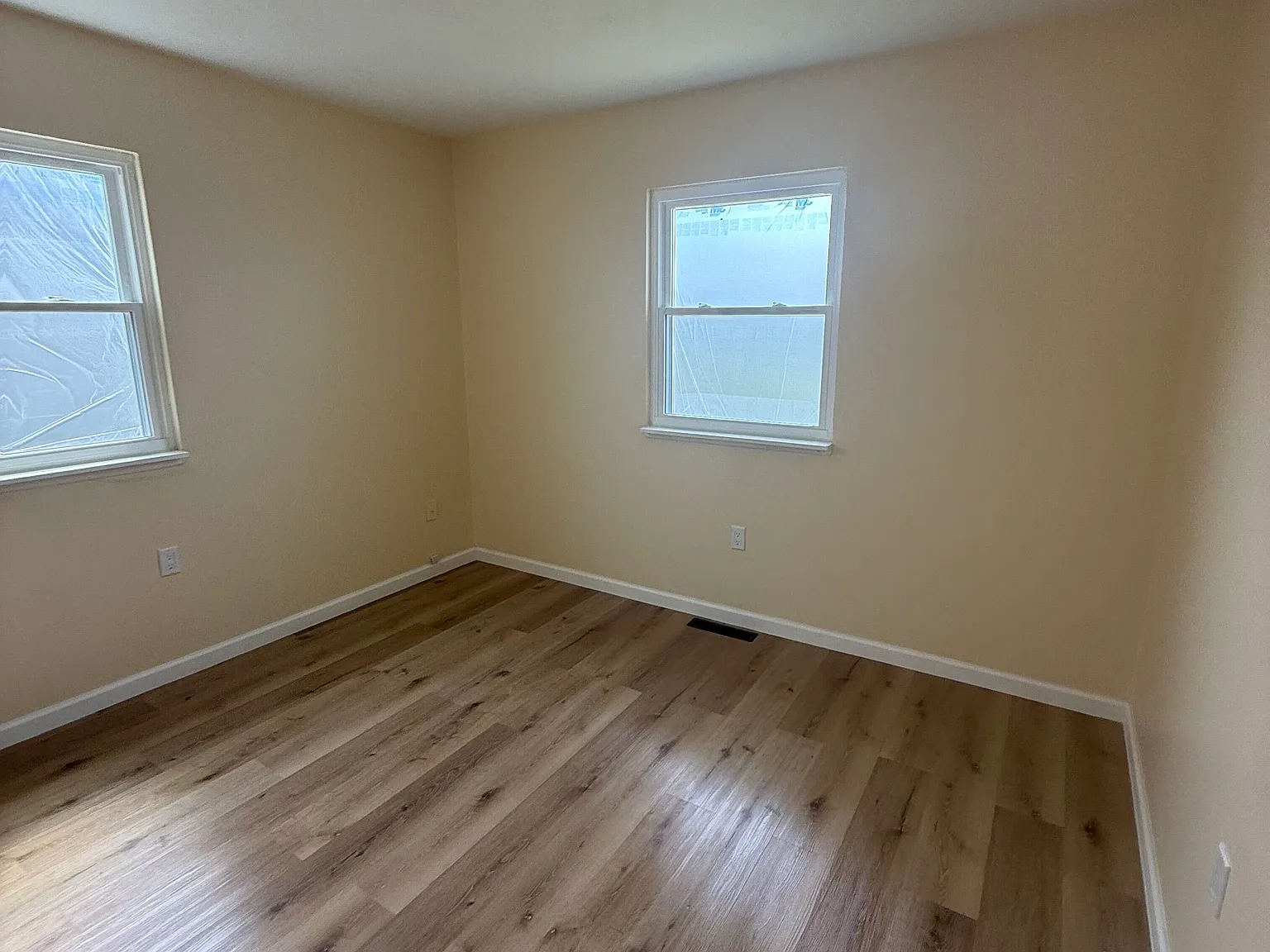 3 bed, 990 sqft, $1,500 — Photo 3
