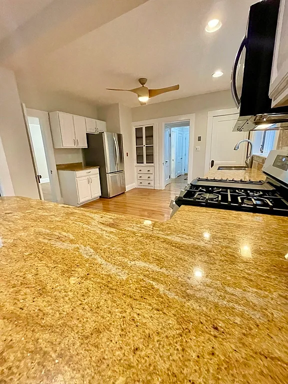 3 bed, 2.0 bath, 2052 sqft, $4,200 — Photo 3