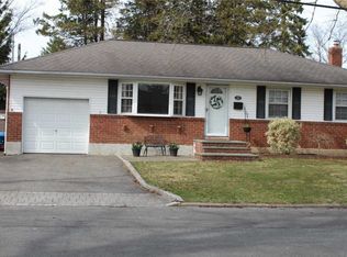 19 Roberta Ln, Commack, NY 11725