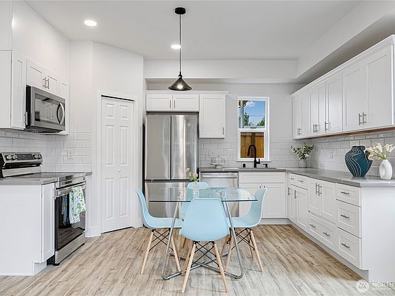 4th image of 3210 35th Avenue S