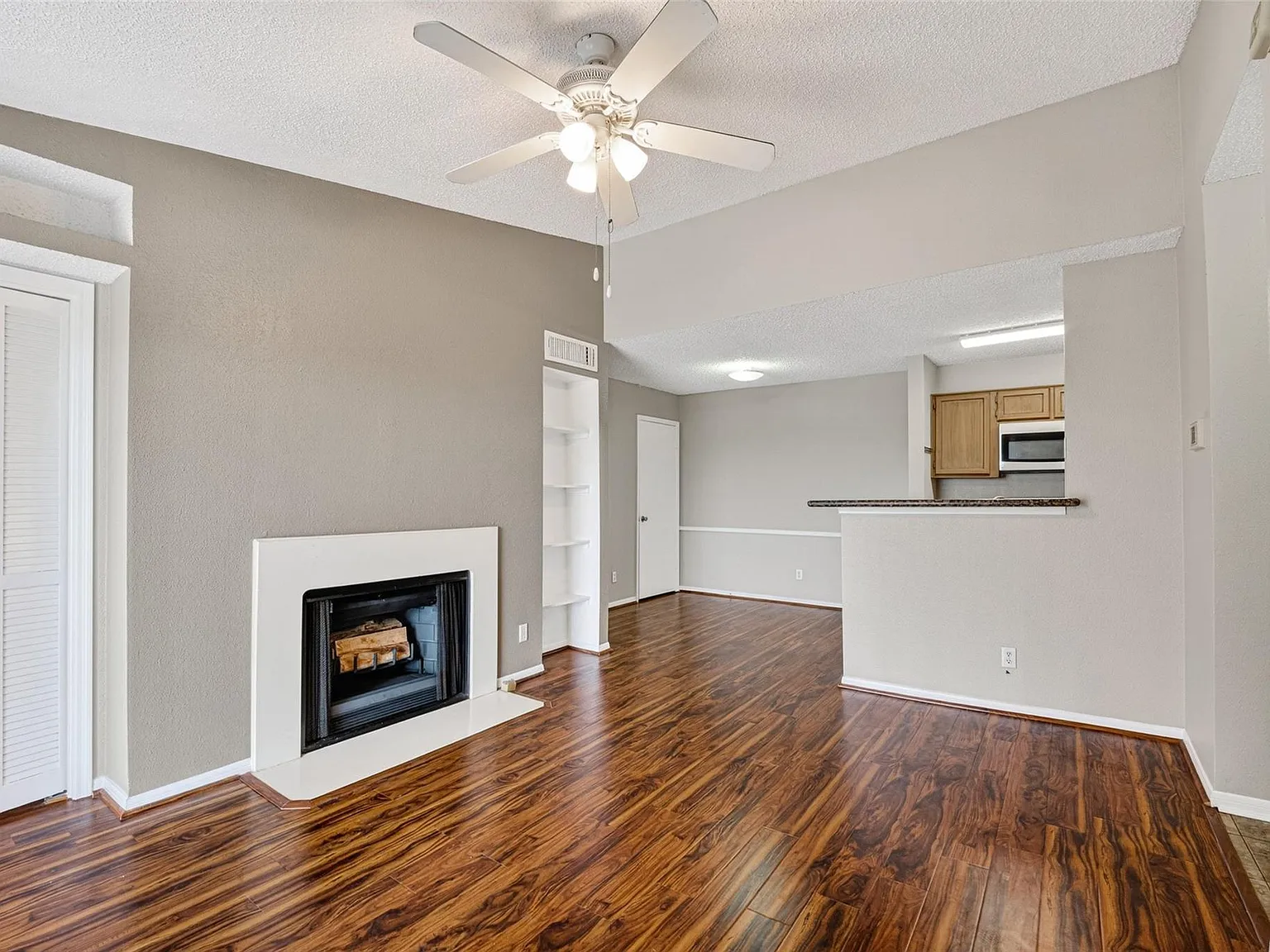 2 bed, 1.0 bath, 844 sqft, $1,295 — Photo 2