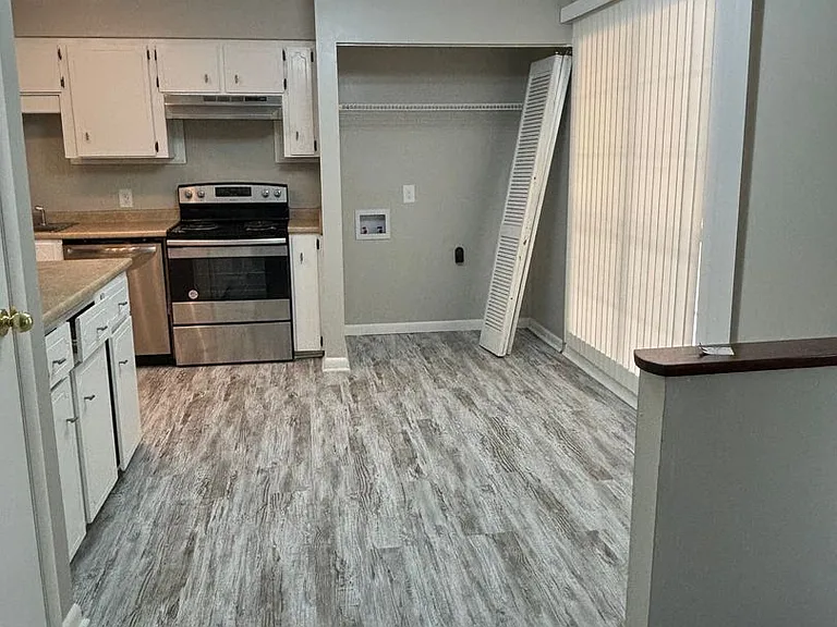 912 Pineland Ave #5 — Photo 3