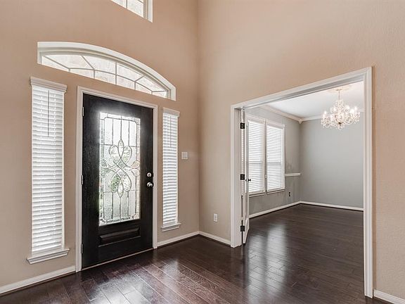 Another view of the Spacious entry way into the Foyer and Study!