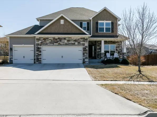 16862 Prairie Dr, Clive, IA 50325