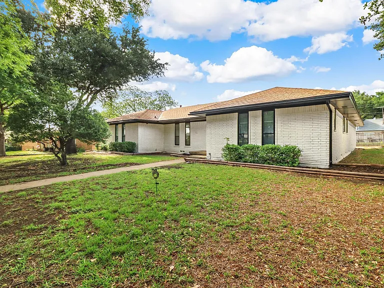 2404 Kentfield Ln — Photo 2