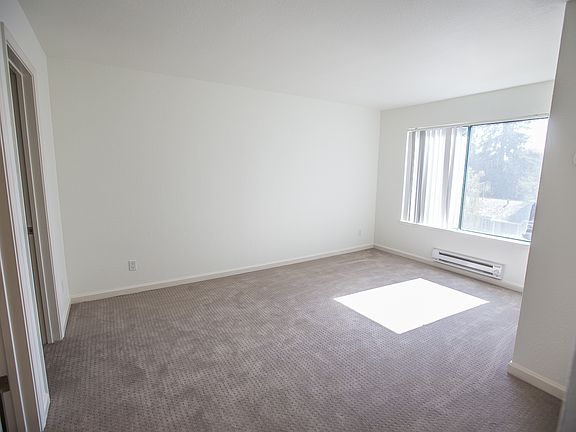 4th image of 706 Teatree Ct