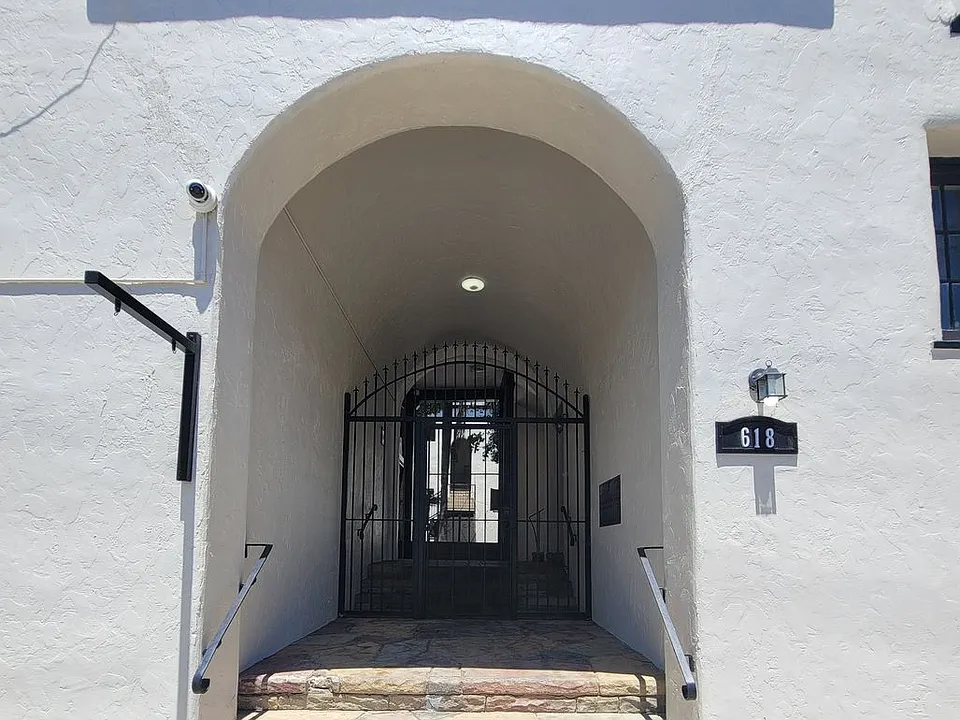 618 W 7th St