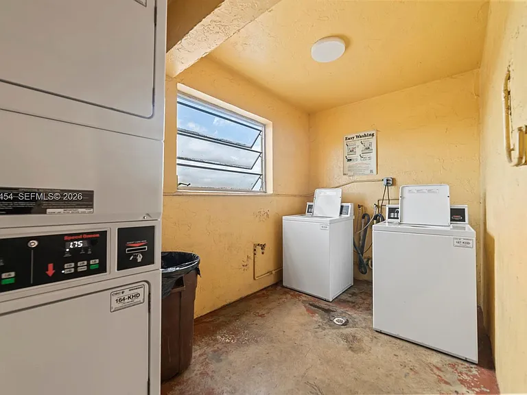 525 W 69th St #306 — Photo 21