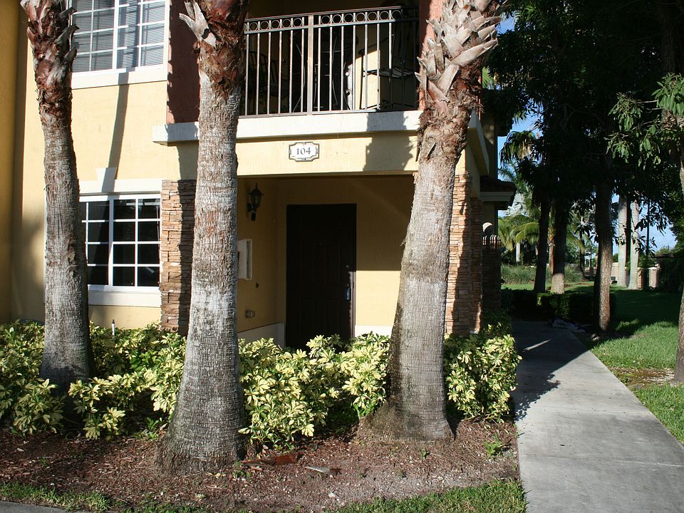 1st image of 905 NE 34th Ave Unit 104