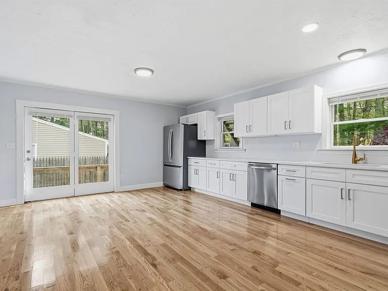 8 Ash St — Photo 1