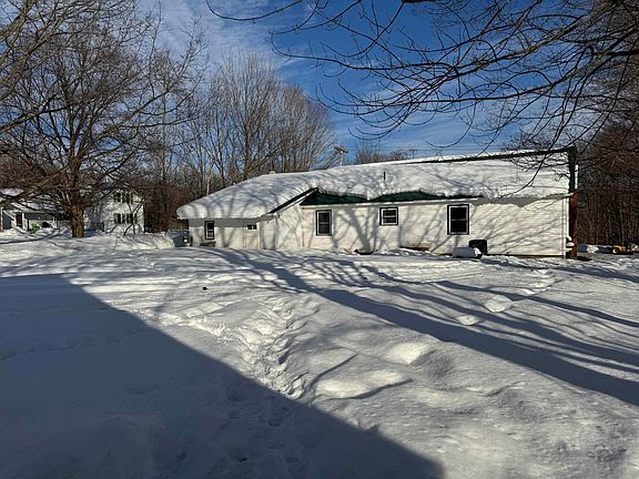 5th image of 942 Main Street