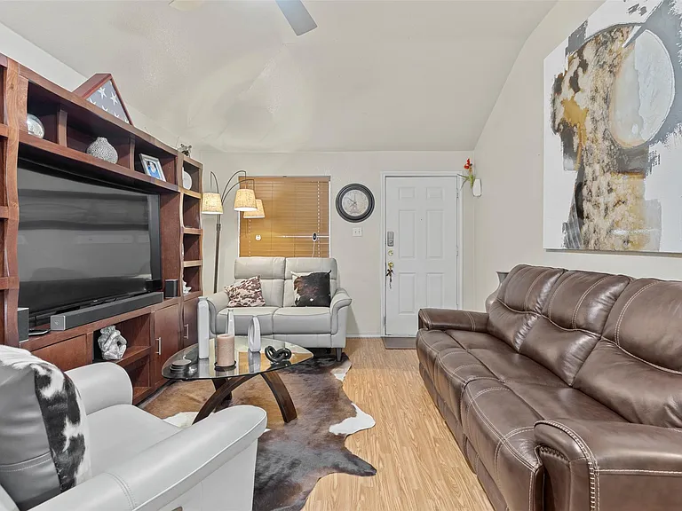 1000 Christopher Ave #B — Photo 6