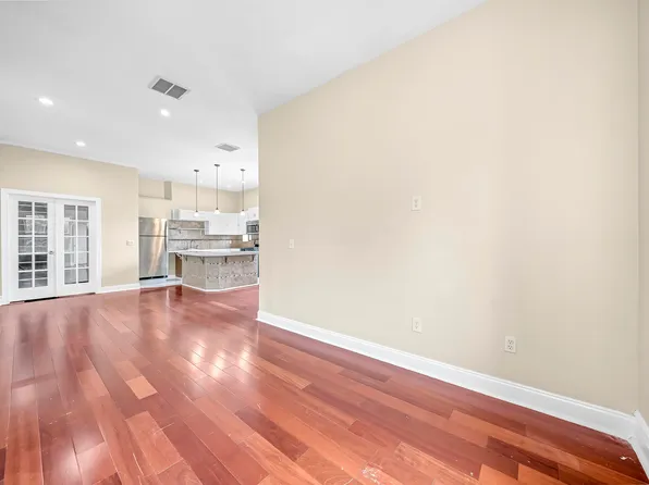 240 Clendenny Avenue image 8 of 40