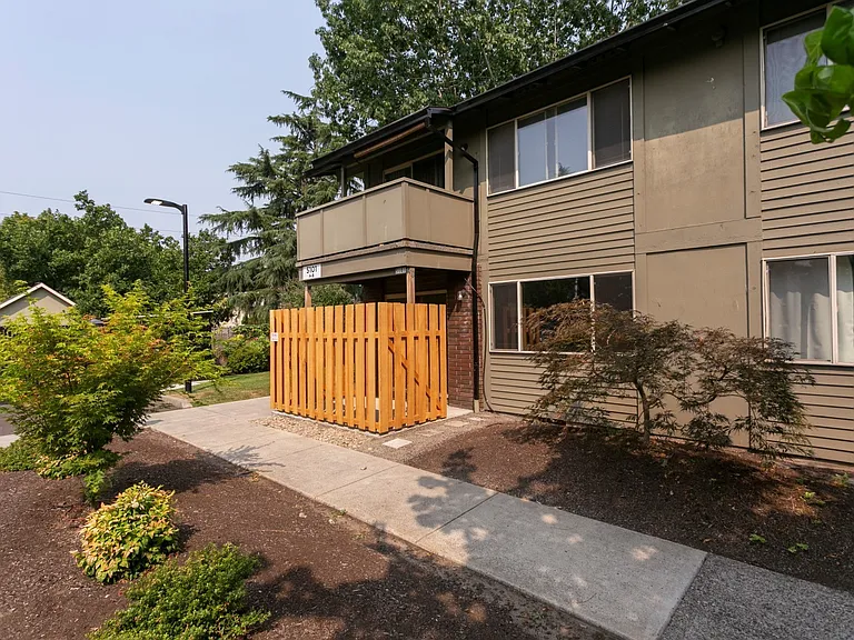 5101-5109 SE Stark St — Photo 14