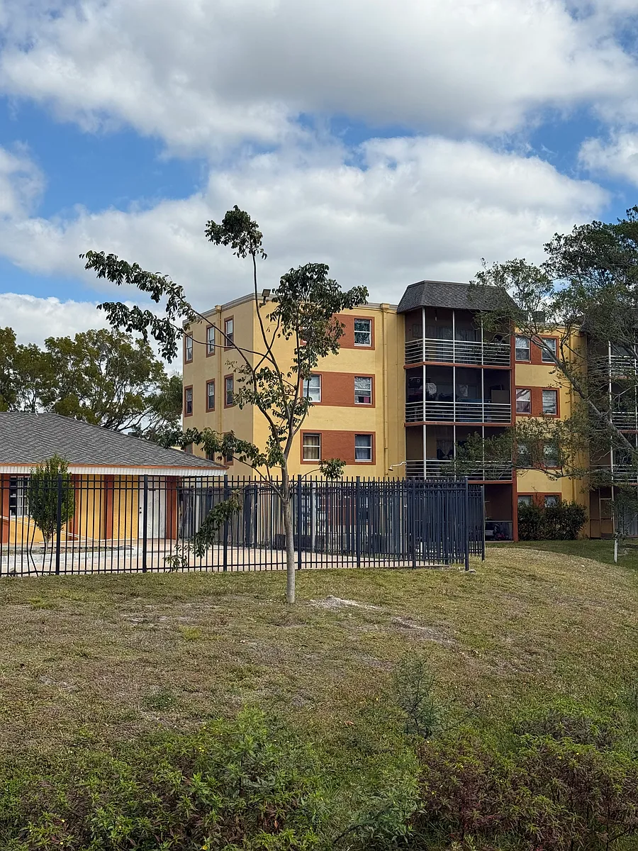 Building Photo - Royal Palms at Lauderhill