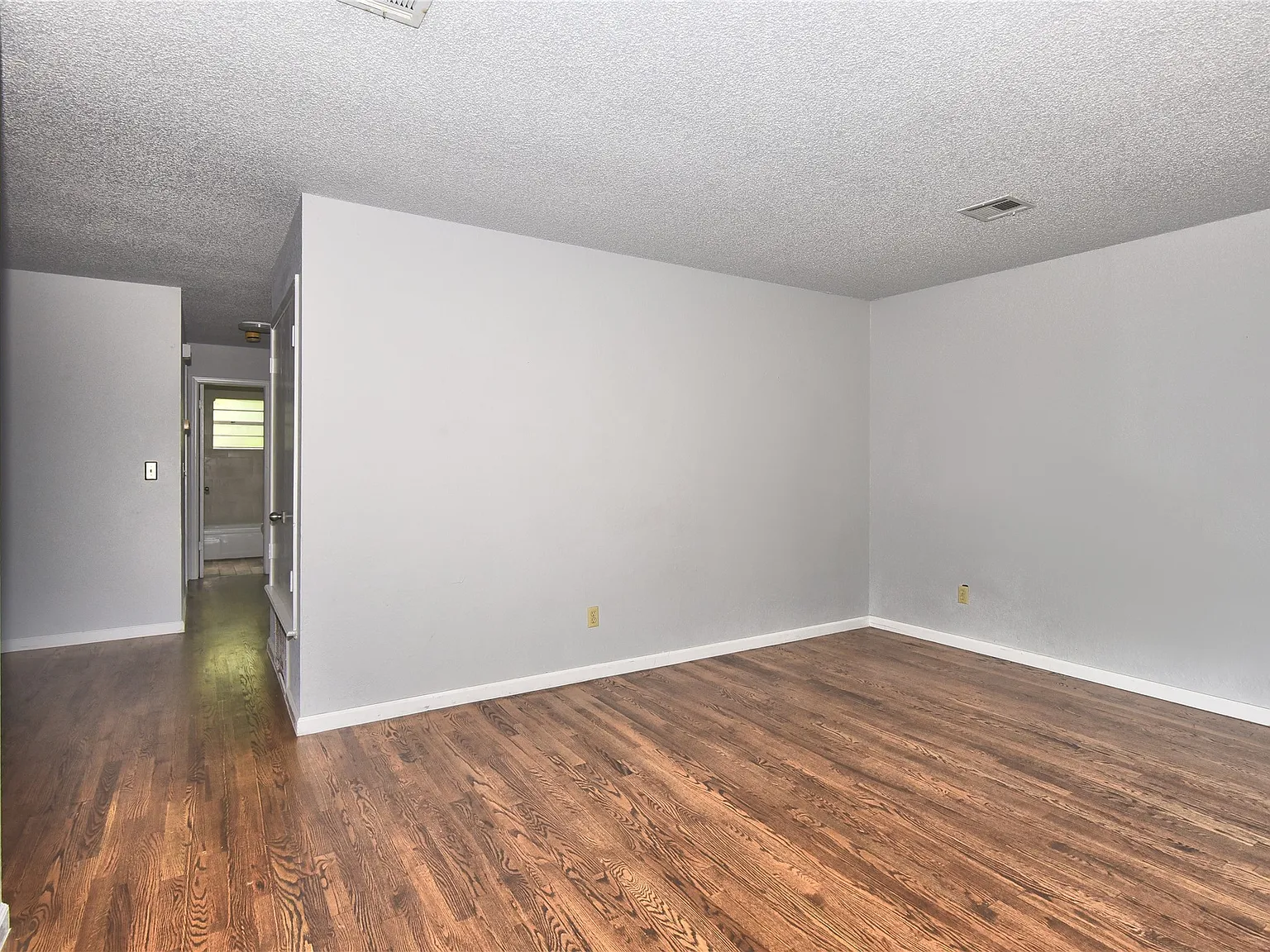 3 bed, 1.5 bath, 1000 sqft, $1,350 — Photo 4