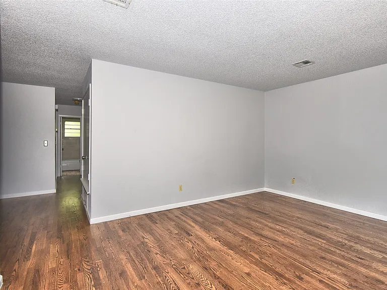 317 W Linda St — Photo 4