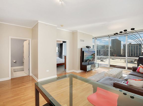 5th image of 1901 S Calumet Ave #811