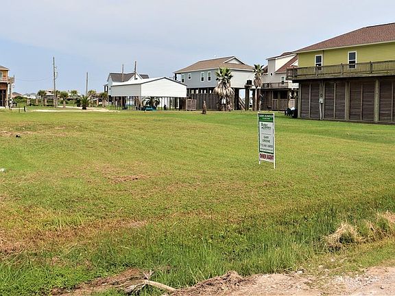 View across the lot, looking towards the beach. You will notice a fair amount of home as well as RV slab(s) and covers too