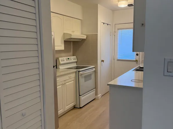 9355 Bay Colony Dr APT 1N, Des Plaines, IL 60016