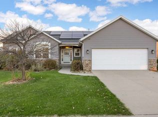 916 Blue Stone St NW, Cedar Rapids, IA 52405