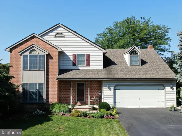 8 Westview Dr, Akron, PA 17501