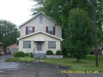 951 Martha St NE photo 1