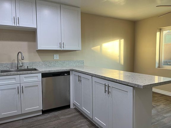 Kitchen with breakfast bar