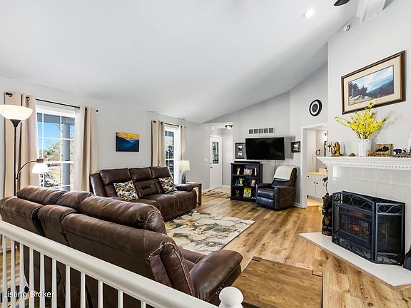 2nd image of 122 Hillview Ct