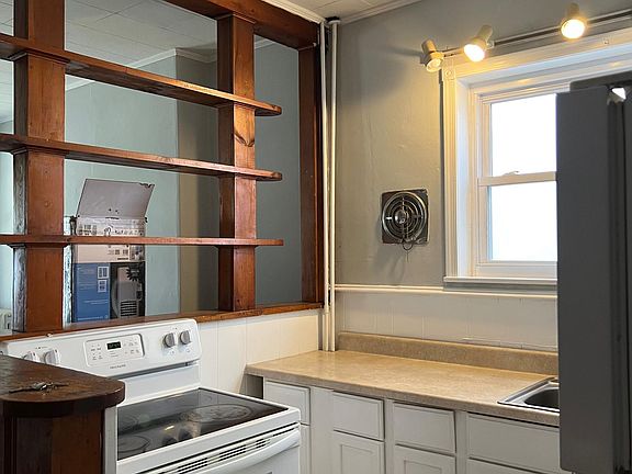 5th image of 534 Leverington Ave #1